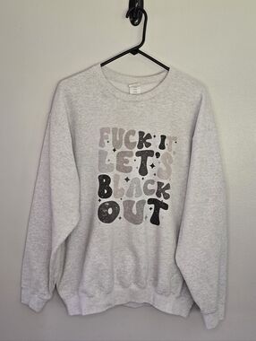 Graphic Crewneck Sweatshirt "Let's Blackout" - Light Gray